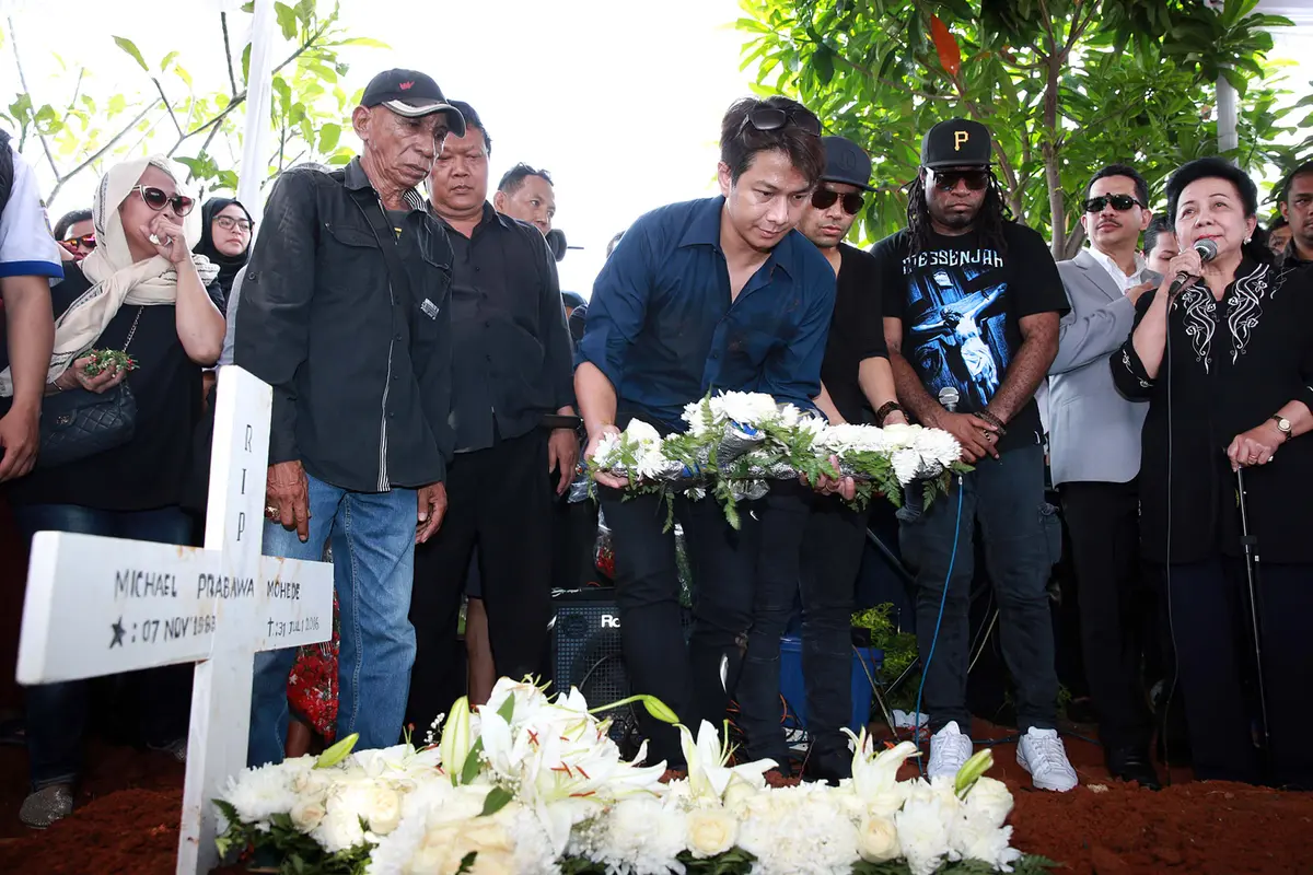 [Bintang] Pemakaman Mike Mohede