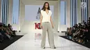 Model berpose diatas catwalk membawakan rancangan Agust Alive di Jakarta Fashion Week (JFW) 2018 di Senayan City, Jakarta, Selasa (25/10). (Liputan6.com/Herman Zakharia)