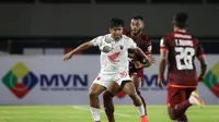 Winger PSM Makassar, Ilham Udin dikawal ketat oleh bek Borneo FC, Marckho Meraudje. (Bola.com/Bagaskara Lazuardi).