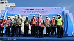 Menteri Perhubungan Budi Karya Sumadi (tengah) saat meresmikan penyerahan pengelolaan (hand over) Terminal Kendaraan Pelabuhan Patimban dan ekspor perdana kendaraan, di Pelabuhan Patimban, Subang, Jawa Barat, Jumat (17/12/2021). (Foto: BKIP Kemenhub)