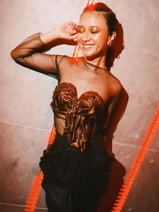 Rahmania juga menjadi salah satu tamu yang hadir di acara fashion show Harry Halim terbaru. Gayanya tak kalah menawan dengan outfit rancangan Harry Halim berupa bustier bernuansa emas menutupi inner transparan, dan dipadu rok unik dengan high slit. Makeupnya pun dihadirkan dalam nuansa emas yang serasi. [Foto: Instagram/rahmaniaastrini]