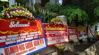Karangan bunga berjejer di depan rumah Prabowo Subianto. (Merdeka.com/Yunita Amalia)