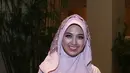 Sylvia Fully sempat memakai hijab selama dua bulan demi mendalami perannya di film ‘Harim di Tanah Haram’. Hal ini menjadi bukti bahwa keinginan berhijab memang sudah ada dalam diri Sylvia Fully. (Nurwahyunan/Bintang.com)
