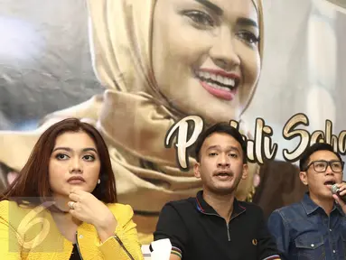 Pemain film sekaligus anggota DPR, Eko Patrio didampingi sejumlah artis memberikan keterangan saat jumpa pers Sahabat Peduli Jupe di kawasan Tebet, Jakarta, Kamis (13/04). (Liputan6.com/Herman Zhakaria)