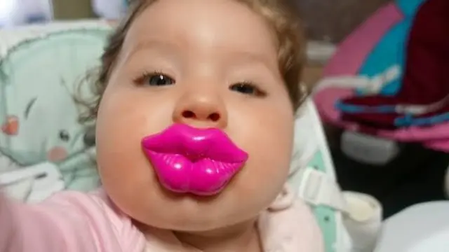 Potret Empeng Bayi Ini Bikin Ketawa, Lucu Banget