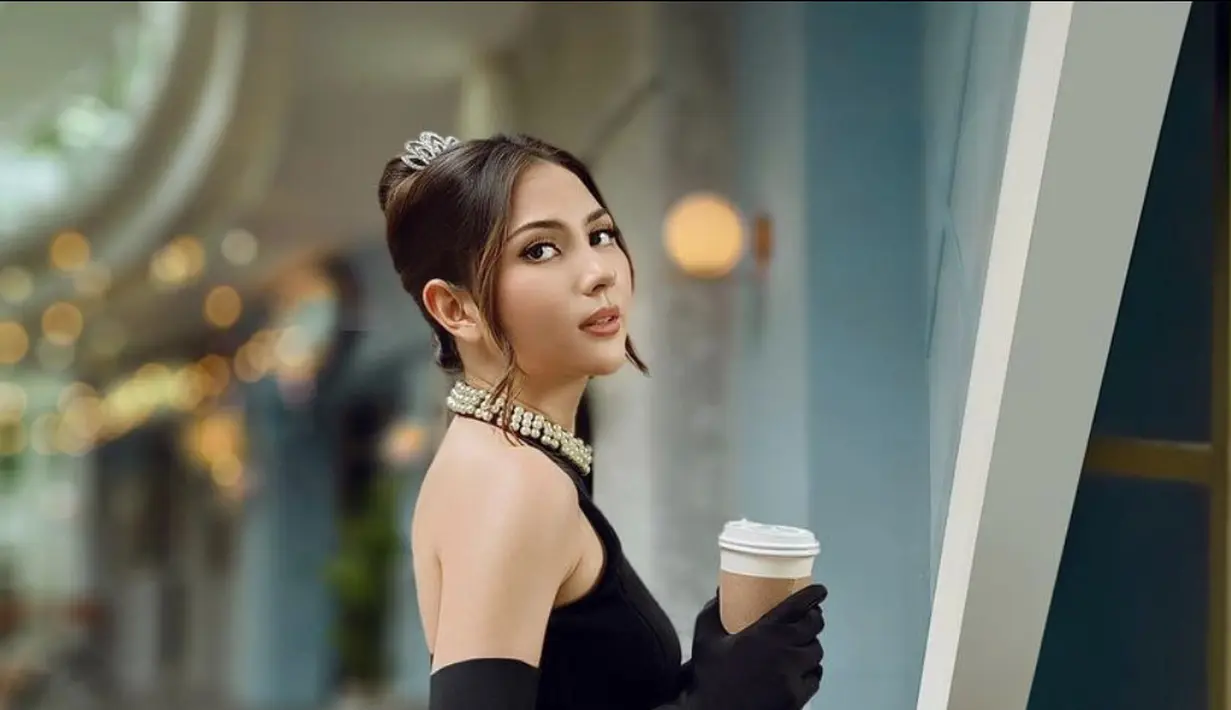 Ia juga tampak mengenakan tiara kecil yang membuatnya terlihat elegan.  [Foto: Instagram/ Jessica mila]