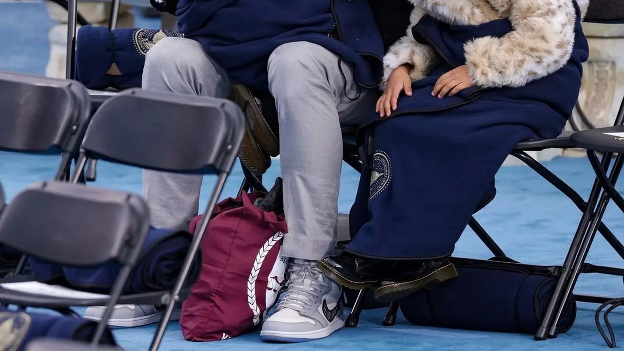 Viral Penampakan Sneakers Rp38 Juta di Pelantikan Joe Biden-Kamala Harris