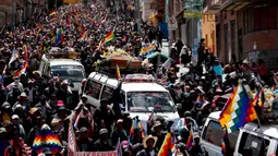 Demonstran antipemerintah mengantar jenazah orang yang tewas dalam bentrokan antara pasukan keamanan dengan pendukung mantan Presiden Evo Morales ke La Paz, Bolivia, Kamis (21/11/2019). (AP Photo/Natacha Pisarenko)