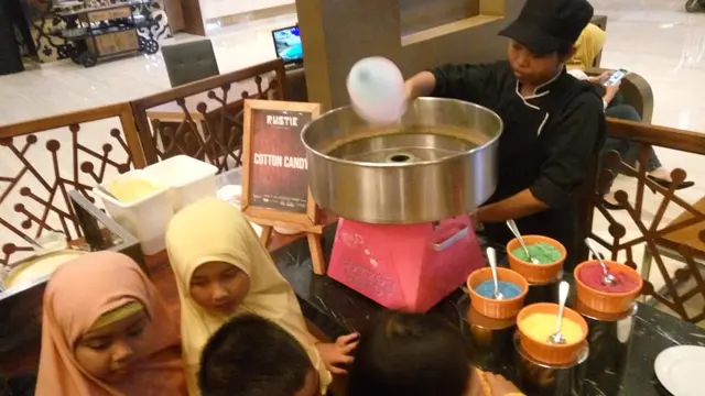 Berbuka puasa sambil beramal (Switzy Sabandar/Liputan6.com)