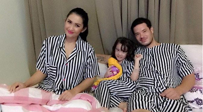 Kabar yang menyedihkan datang dari pasangan Nafa Urbach dan Zack Lee. Setelah melewati berbagai prahara rumah tangga, akhirnya Nafa memutuskan untuk mengajukan gugatan cerai pada Zack Lee. (Instagram/nafaurbach)