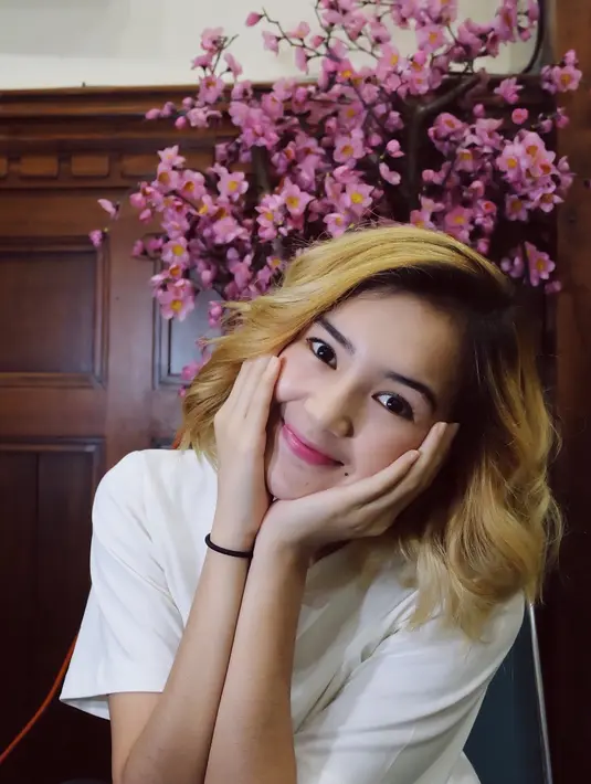 Selanjutnya, Beby Tsabina membuat rambut pendeknya berwarna pirang hanya di bagian luar, dan di bagian dalamnya tetap berwarna hitam. Selain itu, ia juga membuatnya sedikit curly. (Instagram/bebytsabina)