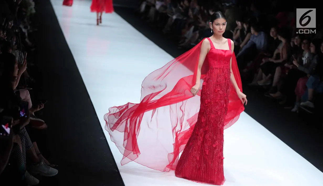 Seorang model berjalan diatas catwalk mengenakan karya desainer Cherryn Lim di Jakarta Fashion Week 2018 di Senayan City, Jakarta, Kamis (26/10). Cherryn Lim mempersembahkan 25 koleksi gaun malam dan 5 gaun pengantin. (Liputan6.com/Faizal Fanani)