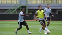 Pemain PSBS Biak di BRI Liga 1 2024/2025, Jeam Kelly Sroyer dan Muhammad Tahir. (Dok. PSBS Biak)