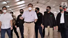 CEO Tokopedia William Tanuwijaya, Menko Marves Luhut Binsar Panjaitan, CEO Goto Andre Soelistyo, Komisaris Tokopedia Wishnutama Kusubandio, Komisaris GoTo Garibaldi Thohir saat  meninjau progres pembangunan Rumah Oksigen Gotong Royong di Jakarta, Minggu (18/07/2021) (Liputan6.com/HO/Ading)