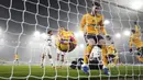 Bola tendangan pojok pemain Wolves, Matheus Cunha masuk ke gawang Manchester United yang dijaga oleh Andre Onana pada laga lanjutan Liga Inggris 2024/2025 yang berlangsung di Molineux Stadium, Wolverhampton, Inggris, Jumat (27/12/2024) WIB. (AP Photo/PA/David Davies)
