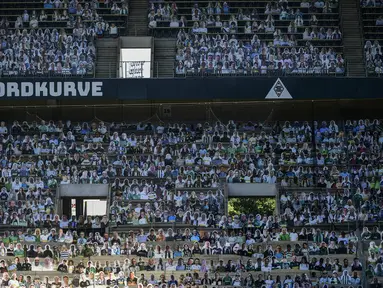 Cardboard pendukung Borussia Moenchegladbach mengisi tribun penonton di stadion Borussia Park, Moenchengladbach, Jerman, Rabu (20/5/2020). Ribuan Cardboard gambar suporter Borussia Moenchegladbach dipasang untuk mendukung timnya saat berlaga di kompetisi Bundesliga. (AFP/Ina Fassbender)