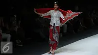 Aksi Dominique Diyose di panggung Jakarta Fashion Week 2016 (Liputan6.com/Herman Zakharia)