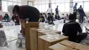 Aktivitas pekerja saat melipat suara di Kantor KPU, Jakarta, Kamis (2/2). KPU Kota Administrasi Jakarta Barat distribusikan 2000 lebih alat bantu bagi pemilih tunanetra untuk tiap TPS di wilayah Jakarta Barat. (Liputan6.com/Yoppy Renato)