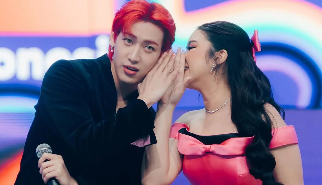 Selain penampilannya, potret dirinya kala sepanggung dengan idol favoritnya, Bambam GOT7 juga tak kalah mencuri perhatian. Netizen pun dibuat takjub dengan interaksi gemas antara keduanya.
