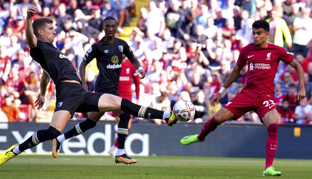 Kembali dari ruang ganti, Liverpool tak mengendurkan serangan sedikitpun. The Reds malah mendapatkan gol tambahan yang disumbangkan oleh pemain Bournemouth, Chris Mepham (kiri) pada menit ke-46. (AP/PA/Peter Byrne)
