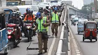 Tim Saber melakukan aksi giat sapu bersih ranjau paku di Jalan Kyai Tapa, Jakarta, Jumat (6/11). Kegiatan tersebut untuk membersihkan jalan dari ranjau paku yang banyak disebarkan oknum tidak bertanggung jawab. (Liputan6.com/Immanuel Antonius)