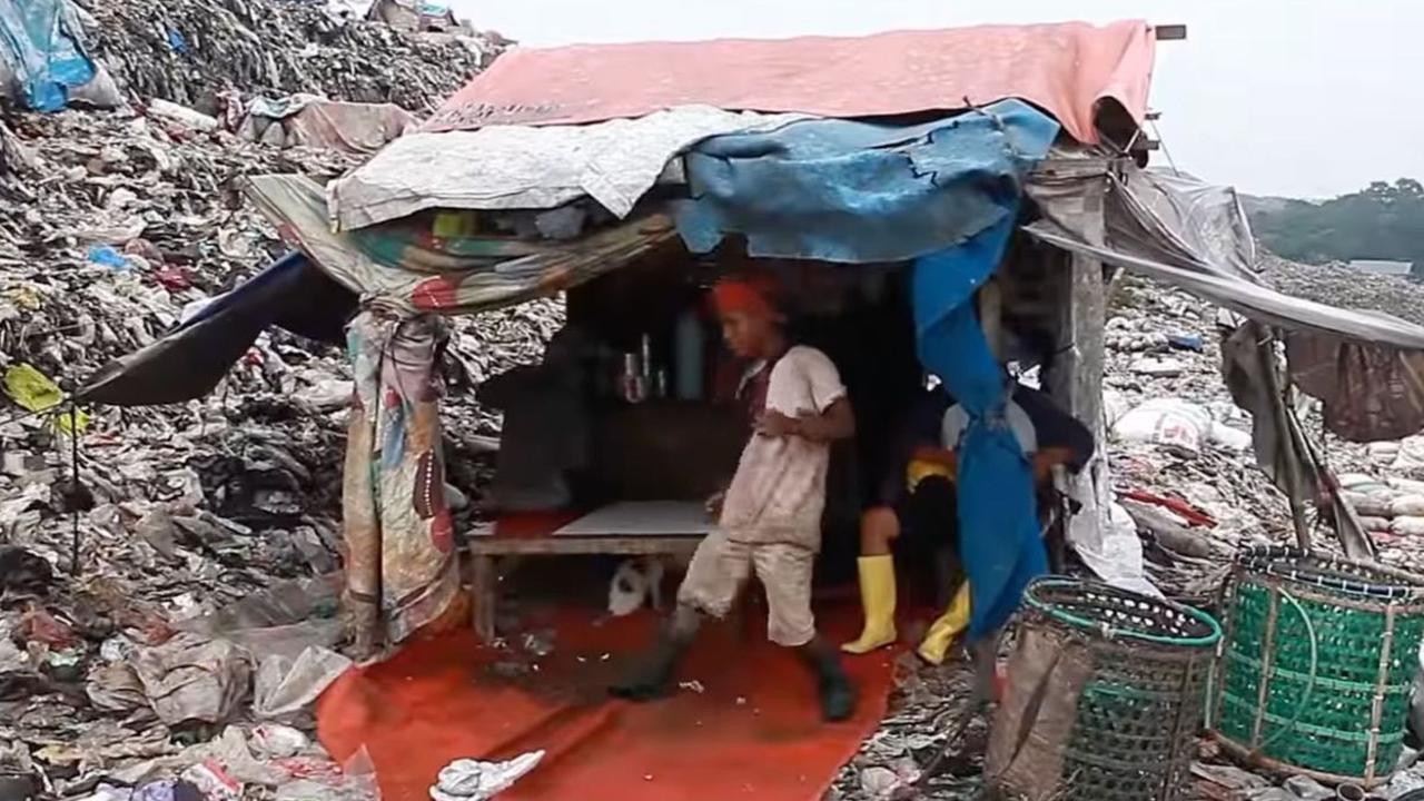 Demi mencari rezeki, sejuta cara dilakukan. Bahkan membuka warung di atas gunungan sampah pun dilakukan.