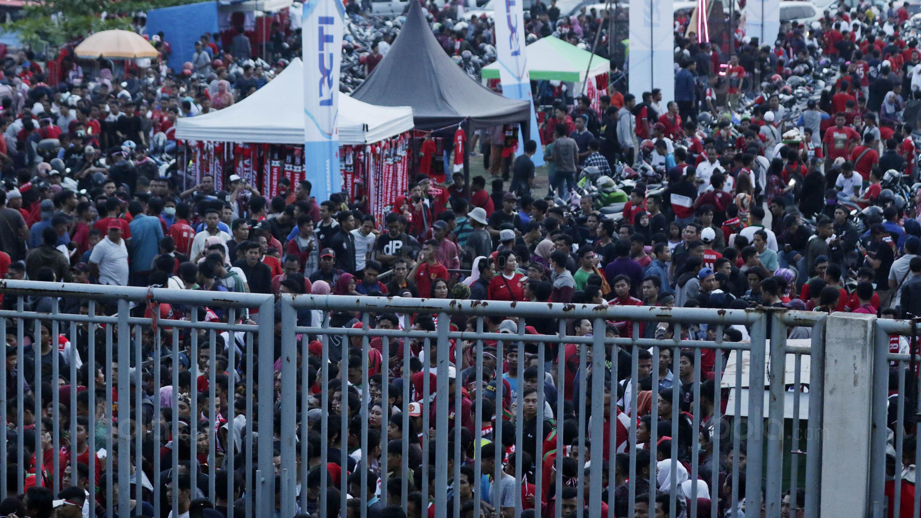 Suasana Suporter Indonesia saat akan menyaksikan laga Timnas Indonesia U-19 melawan Thailand di Stadion Wibawa Mukti, Cikarang, Minggu (8/10/2017). (Bola.com/M Iqbal Ichsan)