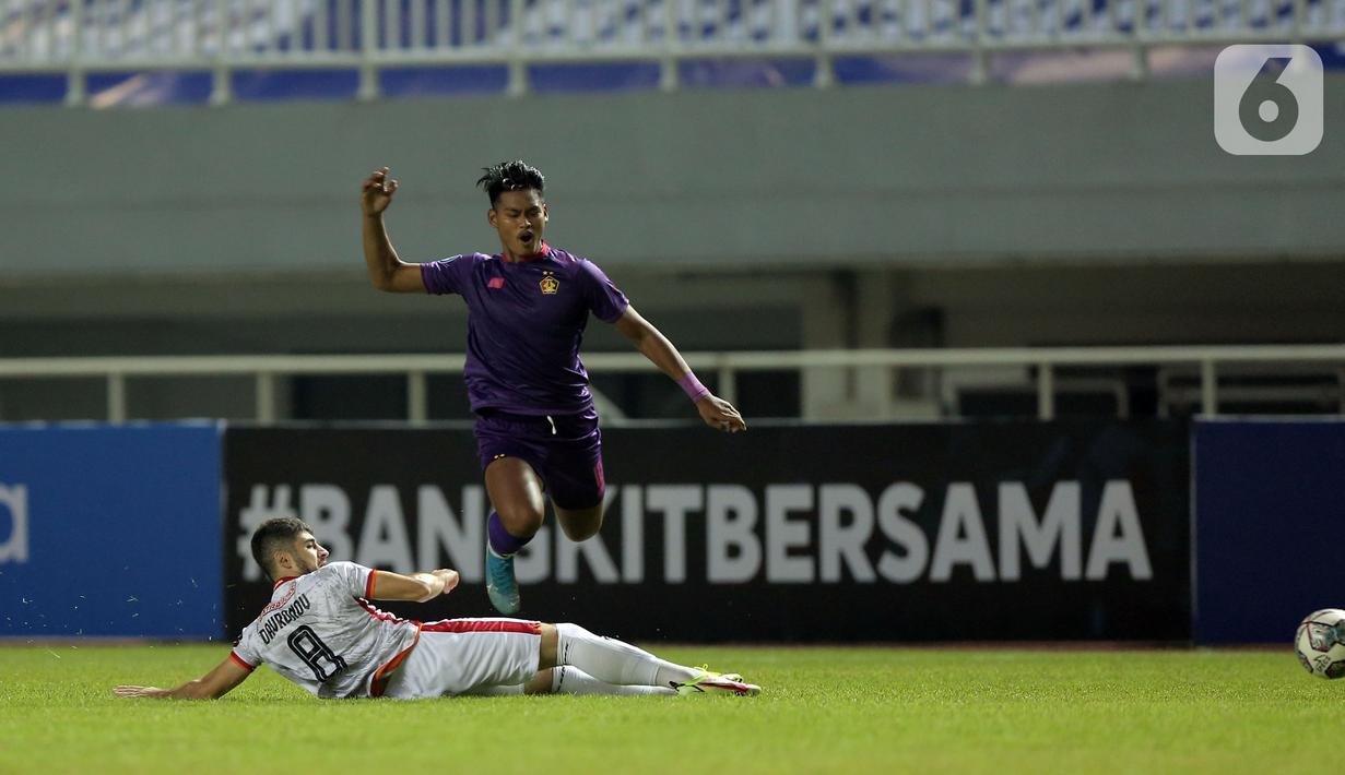 Pemain Borneo FC, Nuriddin Davronov (bawah) berusaha menghalangi laju dari pemain Persik Kediri,  Septian Satria Bagaskara (atas) dalam pertandingan BRI Liga 1 2021/2022 di Stadion Pakansari, Bogor, Jumat (10/9/2021). Persik Kediri menang tipis atas Borneo FC 1-0. (Bola.com/Ikhwan Yanuar)