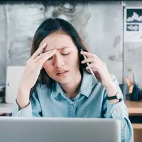 perempuan stres bekerja/copyright By weedezign (Shutterstock)