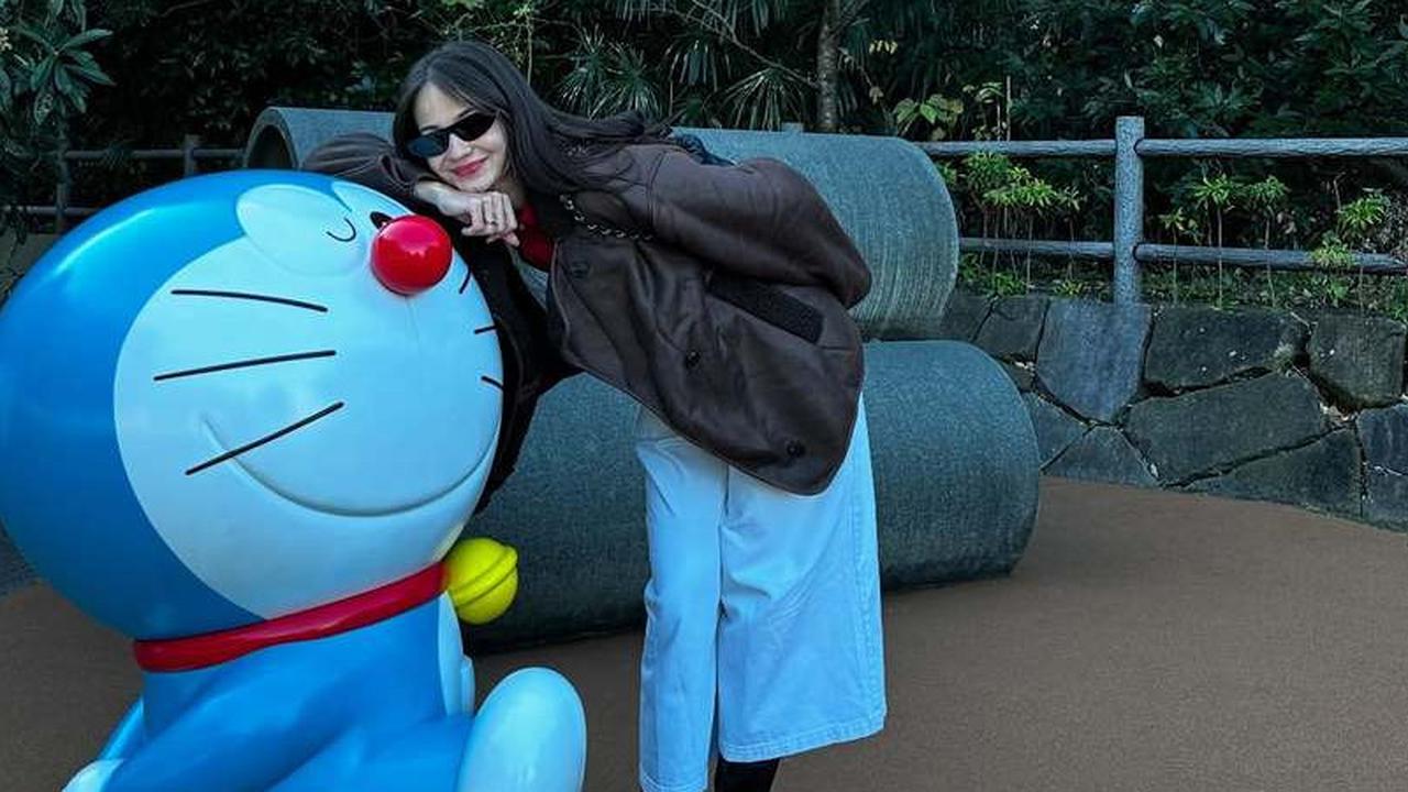 Potret Seru Enzy Storia Liburan Bareng Bestie ke Jepang, Suami Tak Ikut - Bahagia Banget Pose Bareng Patung Doraemon
