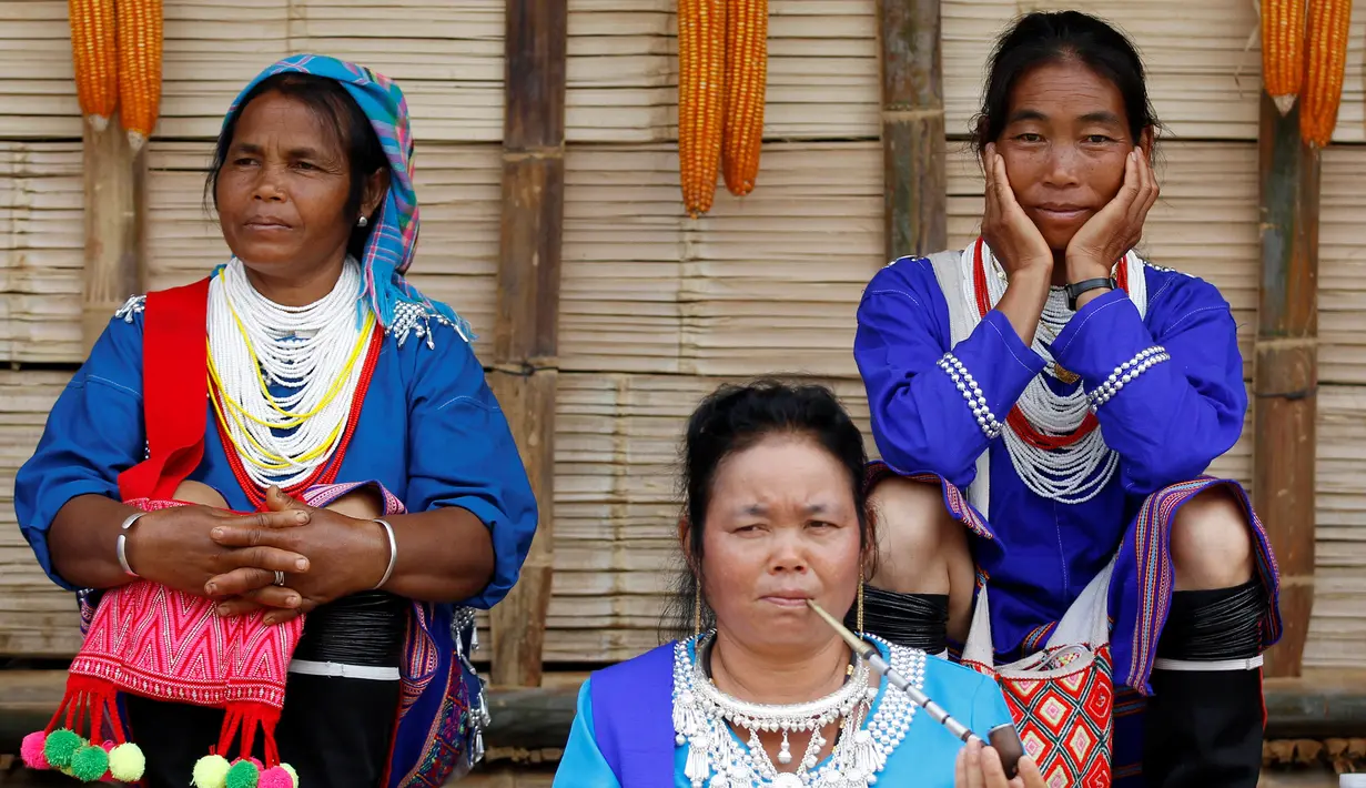 Sejumlah warga mengenakan baju tradisional dalam sebuah festival di Pansang, wilayah pemberontak Wa di Myanmar pada 3 Oktober 2016. Kaum pemberontak bertekad mendirikan negara yang sah. (Reuters/Soe Zeya Tun)