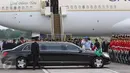 Mercedes-Benz S600 Pullman Guard berhenti di depan eskalator pesawat menyambut kedatangan Raja Salman bin Abdulaziz al-Saud di Bandara Halim Perdanakusuma, Rabu (3/1). (Liputan6.com/Fery Pradolo)