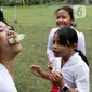 Anak-anak bersemangat mengikuti perlombaan usai mengikuti upacara peringatan detik-detik Proklamasi di halaman Tugu Pahlawan Banjar Penglipuran, Kabupaten Bangli, Bali, Kamis (17/8/2023). (Liputan6.com/Helmi Fithriansyah)