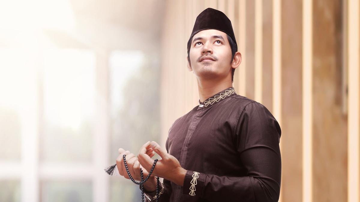 9 Inspirasi Padu Padan Baju Koko Modern 2025 dengan Celana Panjang, Tampil Modis tapi Tetap Agamis