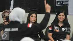Annisa Pohan (kanan) ditemani Aliya Rajasa (tengah) saat menemui komunitas Perempuan Asli Jakarta di Wisma Proklamasi, Menteng, Jakarta Pusat, Jumat (25/11). Konsolidasi tersebut bertema 'Silaturahim membangun Jakarta1'. (Liputan6.com/Yoppy Renato)