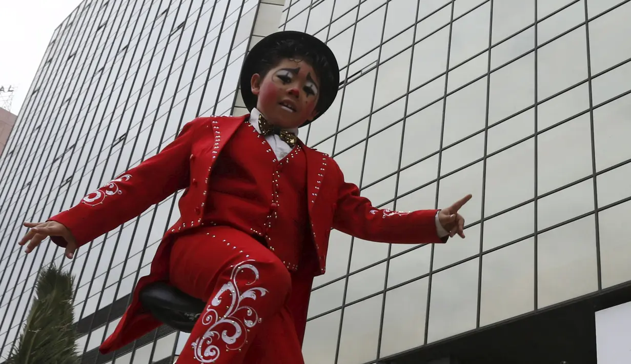 Seorang badut beratraksi dengan unicyclenya saat menghadiri Konvensi Badut Internasional di depan Monumen Revolusi, Meksiko, Rabu (21/10). Meksiko menjadi tuan rumah Konvensi Badut Internasional ke-17. (REUTERS/Henry Romero)