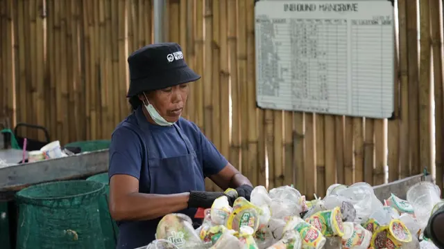 Kegiatan memilah sampah organik dan anorganik atau plastik