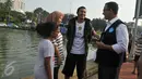 Mendikbud Anies Baswedan menyapa pengunjung Car Free Day di kawasan Thamrin, Jakarta, Minggu (17/7). Anies mengkampanyekan imbauan kepada orangtua untuk mengantarkan anak sekolah di hari pertama masuk sekolah. (Liputan6.com/Gempur M Surya)