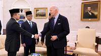 Pada kesempatan yang sama, Prabowo memperkenalkan Sekretaris Kabinet Mayor Teddy Indra Wijaya kepada Presiden Biden. Mayor Teddy memberikan sikap hormat kepada Joe Biden.