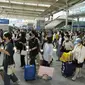 Orang-orang yang memakai masker berbaris untuk naik kereta menjelang liburan "Chuseok" di Stasiun Kereta Seoul di Seoul, Korea Selatan, Kamis (8/9/2022). Chuseok" atau Hari Thanksgiving versi Korea, jatuh pada 10 September 2022. ( AP Photo/Ahn Young-joon)