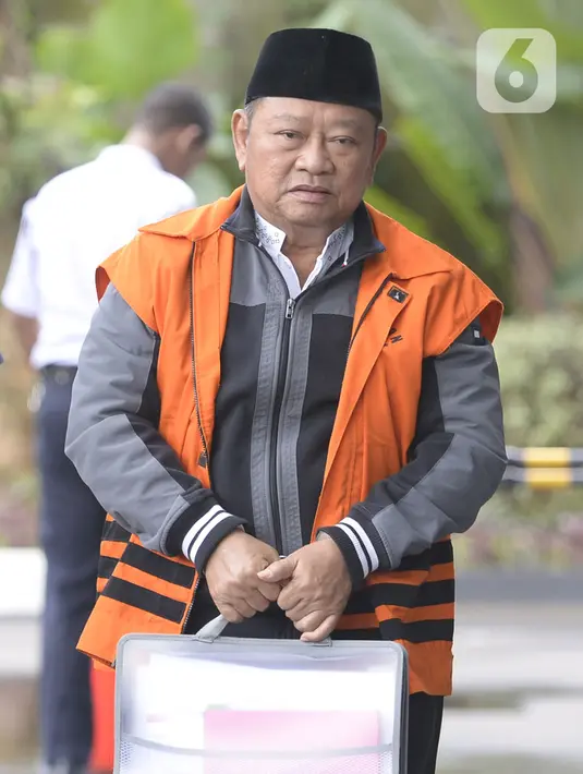 Bupati Sidoarjo nonaktif, Saiful Ilah berjalan akan menjalani pemeriksaan lanjutan oleh penyidik di Gedung KPK, Jakarta, Selasa (25/02/2020). Saiful Ilah diperiksa untuk pengembangan kasus dugaan menerima suap proyek infrastruktur di Dinas PUPR Kabupaten Sidoarjo. (merdeka.com/Dwi Narwoko)