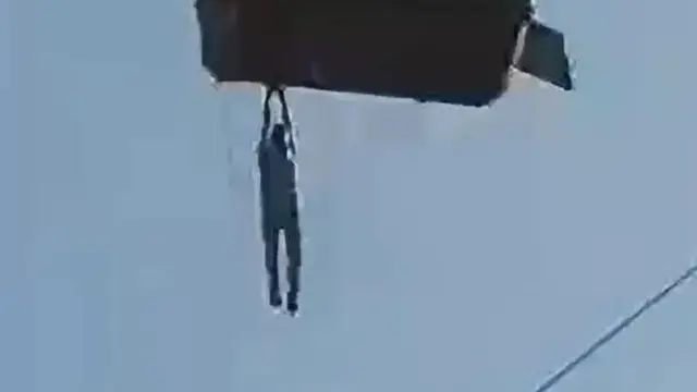 Viral Detik-Detik Pria Jatuh dari Balon Udara, Diselamatkan Pakai Selimut