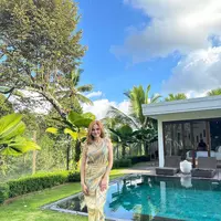 One shoulder dress warna beige yang dikenakan Syifa beri kesan effortlessly stylish.