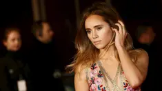 Model dan aktris, Suki Waterhouse tampil percaya diri saat menghadiri premier film "Pride and Prejudice dan Zombie" di Leicester Square, London, Senin (1/2/2016). (REUTERS/Stefan Wermuth)