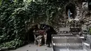 Personel Gegana dan K9 Polda Metro Jaya melakukan penyisiran di Gereja Katedral, Jakarta, Minggu (24/12). Penyisiran pun dilakukan di seluruh titik guna mengantisipasi adanya barang berbahaya, seperti ancaman bom. (Liputan6.com/Faizal Fanani)