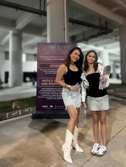 Gaya Melaney Ricardo dan sang putri yang mengenakan atasan hitam dan light denim sebagai bawahan bisa jadi inspirasi buat gaya konser ibu-anak. Kasual tapi kece!