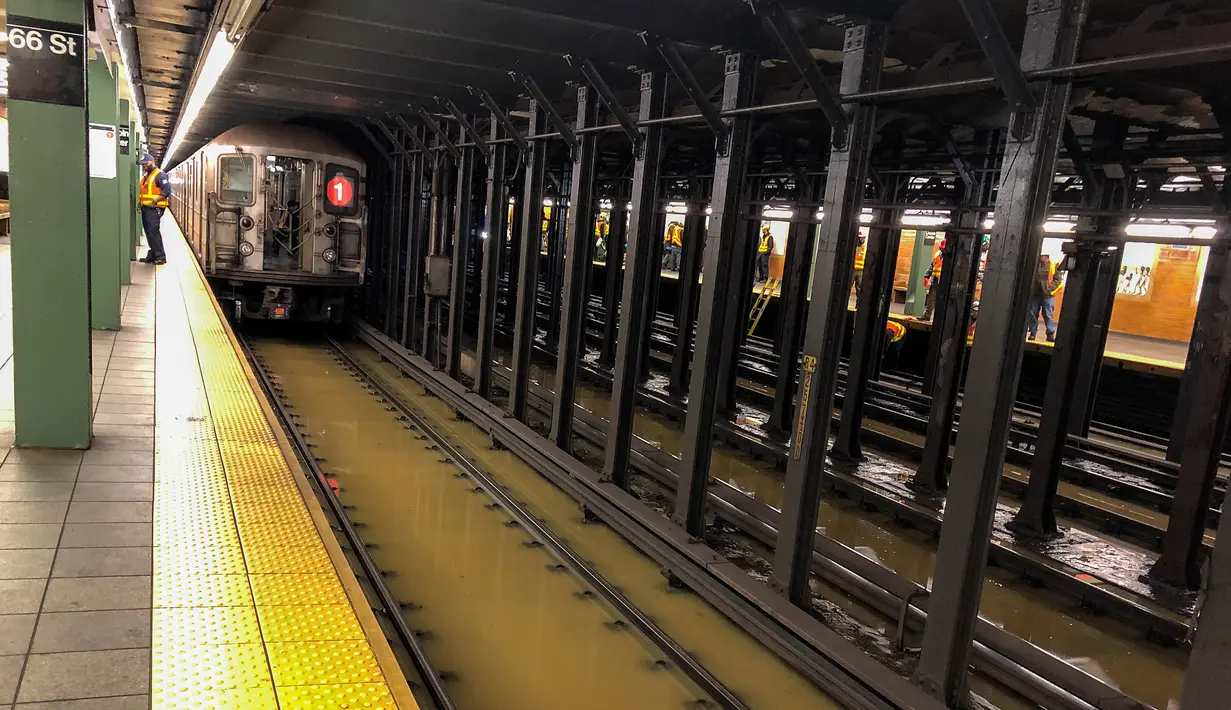 Kereta bawah tanah terhenti karena banjir di 66th Street, New York, Amerika Serikat, Senin (13/1/2020). Genangan air menghambat layanan kereta bawah tanah pada jam sibuk. (AP Photo/Richard Drew)