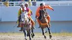 Para joki muda berlomba dalam babak penyisihan balap kuda 8 kilometer yang digelar di festival balap kuda tradisional di Nagqu, Daerah Otonom Tibet, China, 12 Agustus 2020. Po Karyu, seorang joki berusia 13 tahun dari Wilayah Nyainrong, akhirnya keluar sebagai juara di babak final. (Xinhua/Zhang Ruf