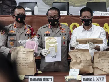 Kabid Humas Polda Metro Jaya Kombes Pol Yusri Yunus (kedua kiri), Kapolres Jakarta Selatan Kombes Pol Budi Sartono, Ditreskrimum Polda Metro Jaya Kombes Pol Tubagus Ade Hidayat menunjukkan barang bukti meninggalnya editor Metro TV di Polda Metro Jaya, Sabtu (25/7/2020). (Liputan6.com/Johan Tallo)
