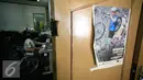 Seorang difabel sdang menjahit aksesoris  pembuatan kaki palsu  di Pusat Rehabilitasi YAKKUM yogyakarta, (18/2). Pusat Rehabilitasi YAKKUM memproduksi alat bantu berupa kaki palsu untuk penyandang difabel. (Liputan6.com/Boy Harjanto)